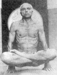 А. Лощинин в позе лотоса