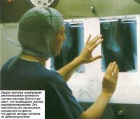 Хирург-ортопед осматривает рентгенограмму коленного сустава