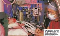 При проведении катетеризации сердца анестезиолог контролирует состояние ребенка