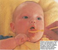 Ребенок сначала может капризничать при кормлении из ложечки