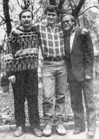Том Стоун (в центре) с Владимиром Феоктистовым (справа) и Владимиром Журавлевым