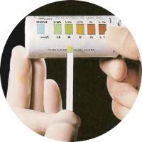 Diastix-тест измеряет уровень глюкозы в моче больного диабетом