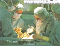 Хирург оперирует пациента, страдающего от ГЭРБ