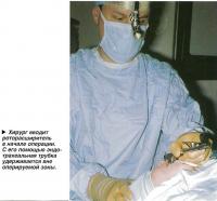 Хирург вводит роторасширитель в начале операции